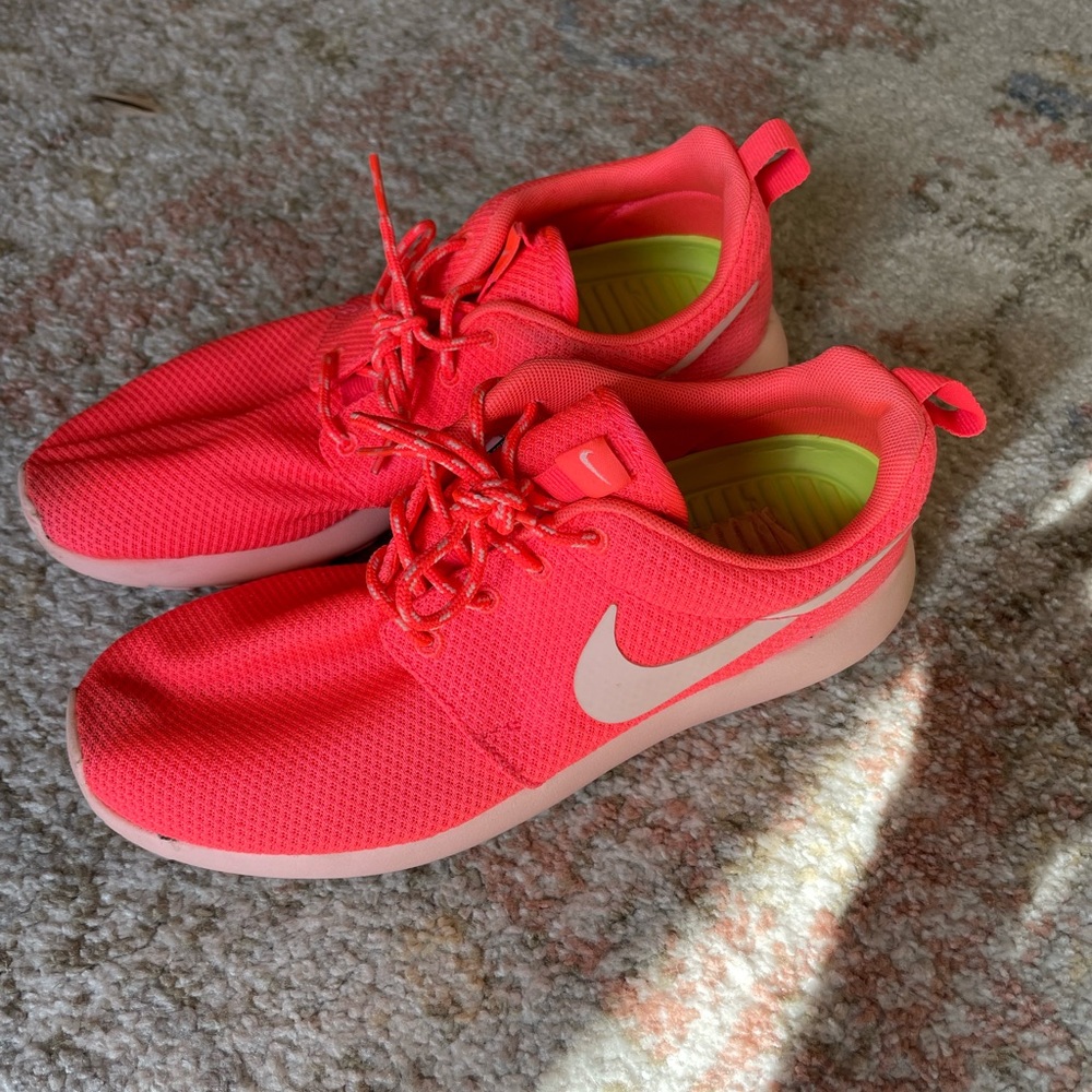 Nike Roshe Run Hot Pink
